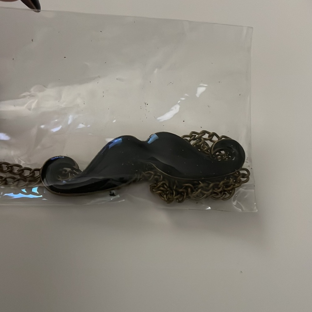 Mustache necklace - fashion jewelry - Picture 2 of 2